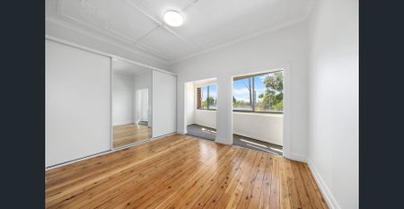 FULLY RENOVATED FOUR BED APARTMENT - CENTRAL LOCATION - Photo 4