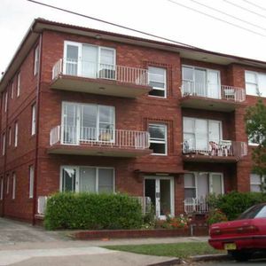 2 BEDROOM APARTMENT GREAT LOCATION - SHORT WALK TO STRATHFIELD STATION - Photo 3