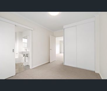 CONTEMPORARY MOSMAN RETREAT WITH WATER VIEWS - Photo 2