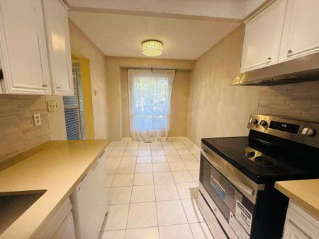 For Lease - 85 Simmons Boulevard, Brampton, Ontario - Photo 2