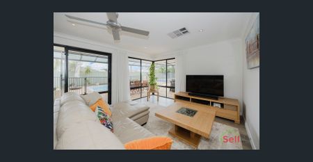 "Coastal Family Retreat with Poolside Elegance" - Photo 4