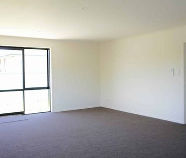 Modern 3 Bedroom in Ashurst - Photo 5