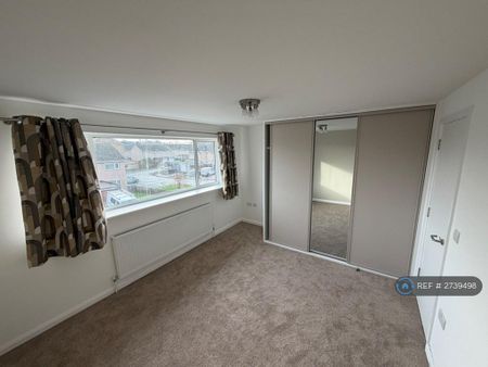 4 bedroom semi-detached house to rent - Photo 2