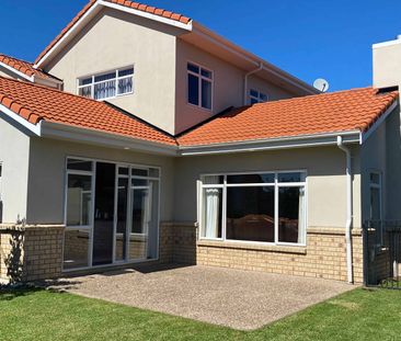 Large Executive Home - Photo 3