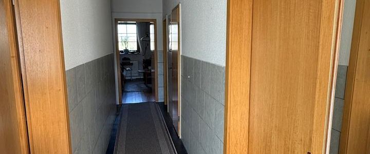 Erdgeschosswohnung mit tollem Blick und großem Bauerngarten - Photo 1