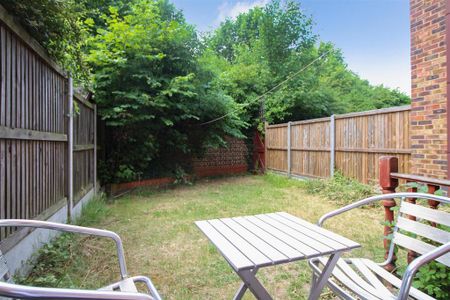 3 bedroom terraced house to rent - Photo 4