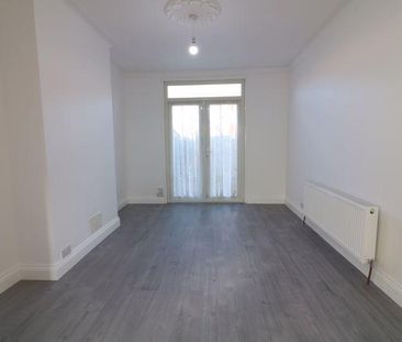 4 bedroom end of terrace house to rent - Photo 2