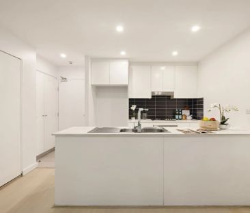 Modern villa-style apartment with lush garden views - Photo 1