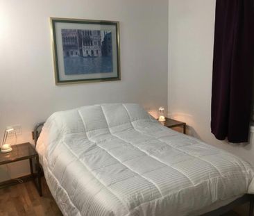 Appartement 3 chambres a coucher plus 3 salles de bain, cuisine, cour - Photo 2