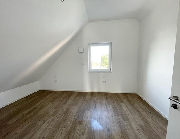 *** Attraktive 3-Zimmer-Dachgeschoss-Wohnung mit Balkon und Garage *** - Foto 1