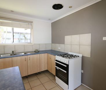 Spacious Duplex in Quiet Neighbourhood - Photo 2