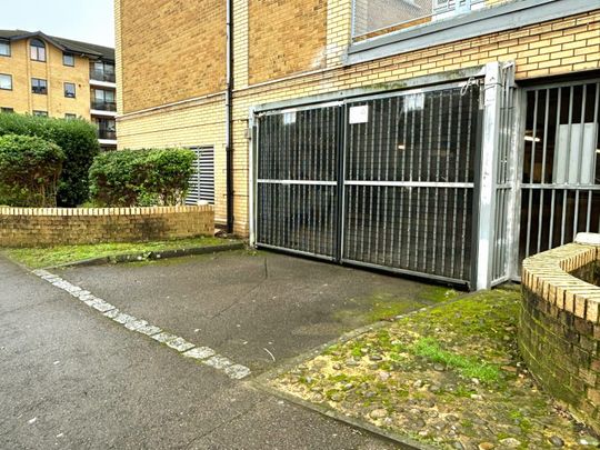 2 Bedroom Top Floor Flat To Let in Croydon - Photo 1