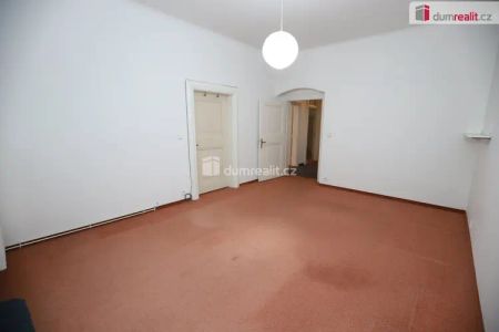 Prostorný slunný byt 4+1 ve třetím patře secesní cihlové budovy v centru Karlových Varů - Photo 3