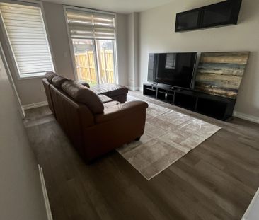 For Lease - 169 Sabina Drive, Oakville, Ontario - Photo 2