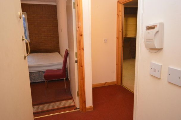 1 Bed Flat - Photo 1