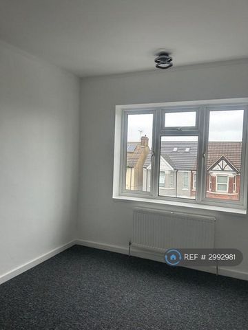 4 bedroom flat to rent - Photo 4