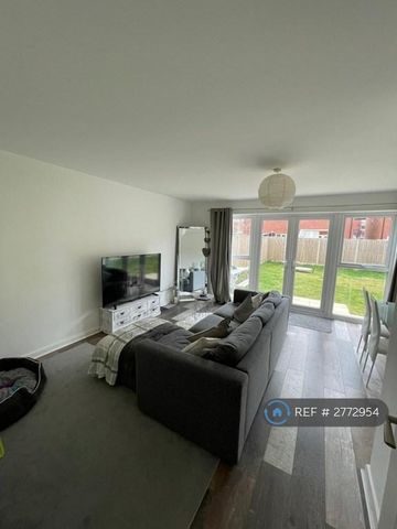 3 bedroom semi-detached house to rent - Photo 4