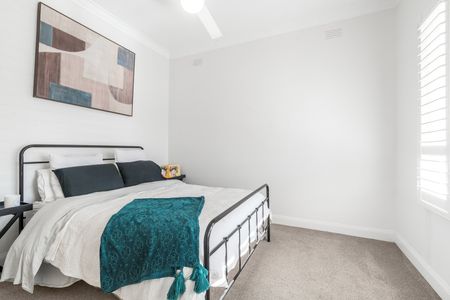 Stylishly Renovated Fully Furnished Cottage in Prime Location - Photo 3
