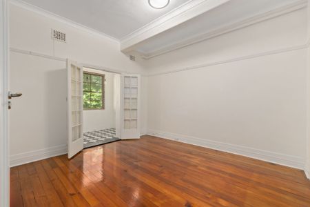 Elegant Art Deco Apartment with Sunroom and Leafy Outlook - Photo 4