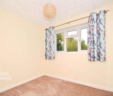 3 bedroom semi-detached bungalow to rent - Photo 3