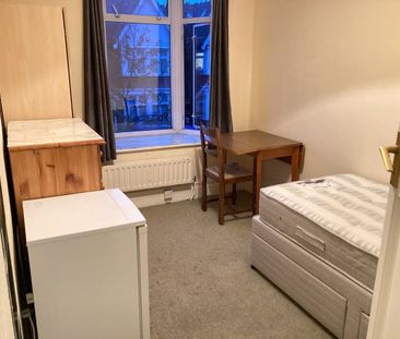 1 Bed Detached House, Very Near Craven Avenue Area, W5 - Photo 3