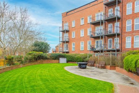 1 bed Flat To Let - Photo 2