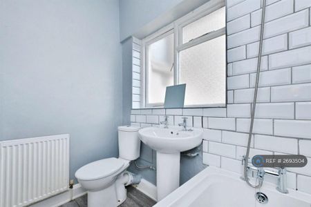 2 bedroom flat to rent - Photo 4