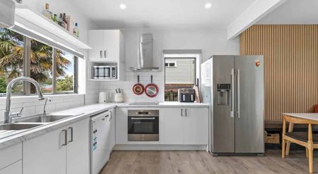 BEAUTIFUL 3 BEDROOM IN ONEHUNGA - Photo 3