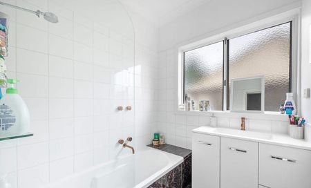 Comfortable 3-Bedroom Home in Central Moe! - Photo 4