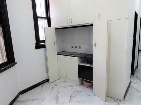 SPACIOUS 2 BEDROOM APARTMENT IN EXCELLENT LOCATION - Photo 2