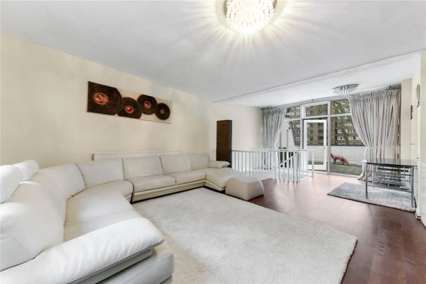 Modern Townhouse with roof terrace in Connaught Village - Photo 1