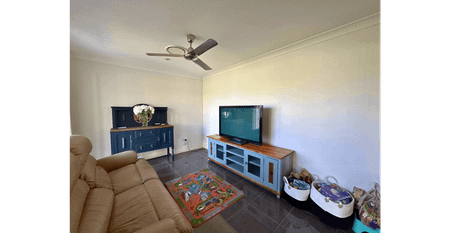 SPACIOUS & MODERN 4 BEDROOM, 2 BATHROOM HOME - DOUBLE GARAGE & SHED! - Photo 3