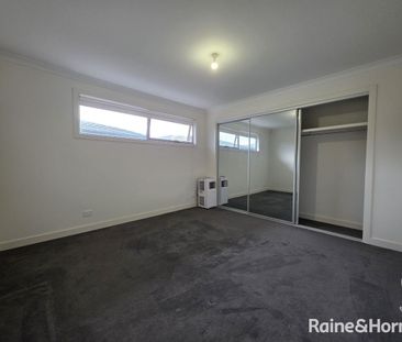Charming 2-bedroom Townhouse - Photo 4