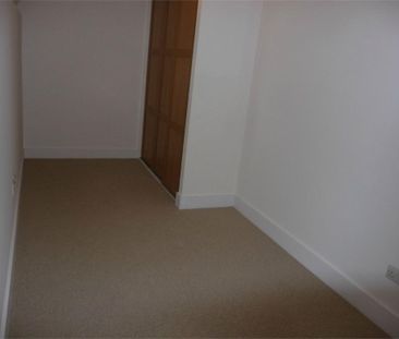 3 bedroom flat to rent - Photo 6