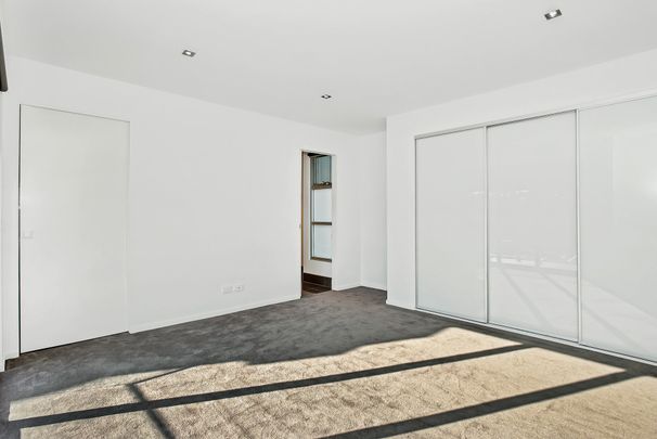 Spacious Townhouse - Photo 1