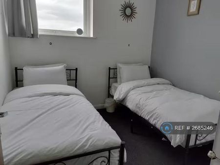 3 bedroom flat to rent - Photo 5