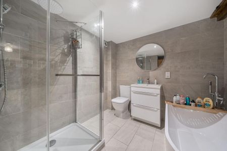 4 bedroom semi-detached house to rent - Photo 5