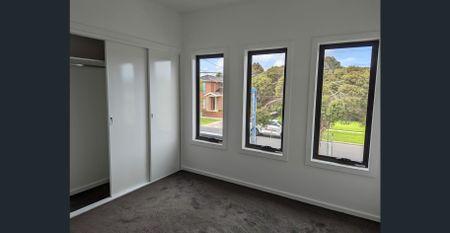 Modern 2-Bedroom Townhouse in Prime Location - Photo 5