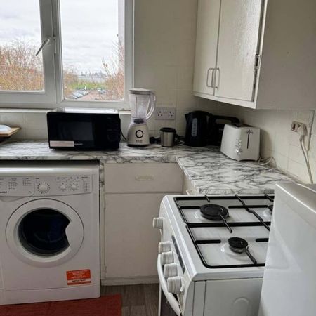 Room in a Shared Flat, Harts Lane, IG11 - Photo 3