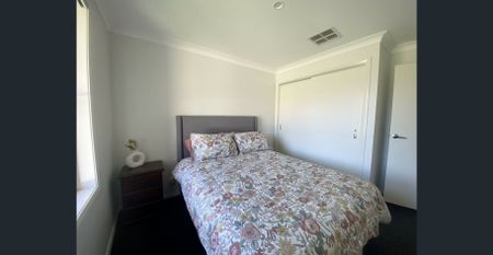 Modern 4-Bedroom Home in a Quiet Area - Photo 4