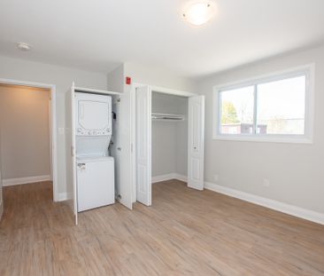 ** GORGEOUS & RECENTLY RENOVATED ** 1 Bedroom Apartment in Welland!! - Photo 1