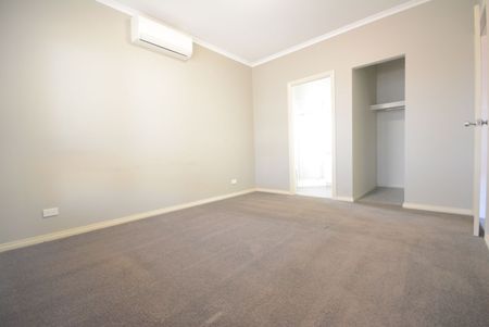 MODERN 3x2 VILLA - Close to CBD + Low Maintenance - Photo 4