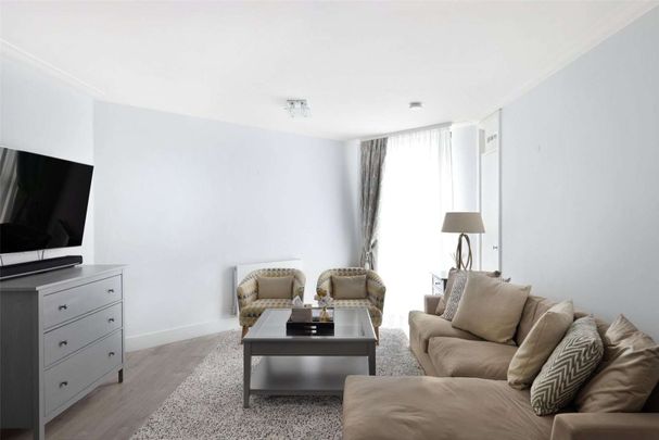 A large, one bedroom flat in a smart portered block well located for Kensington Olympia, Hammersmith and Kensington High Street - Photo 1
