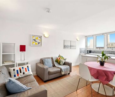 A newly decorated 3 double bedroom flat - Photo 5