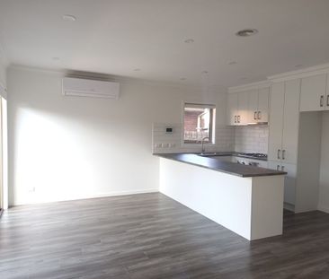 THREE BEDROOM TOWNHOUSE - Photo 6