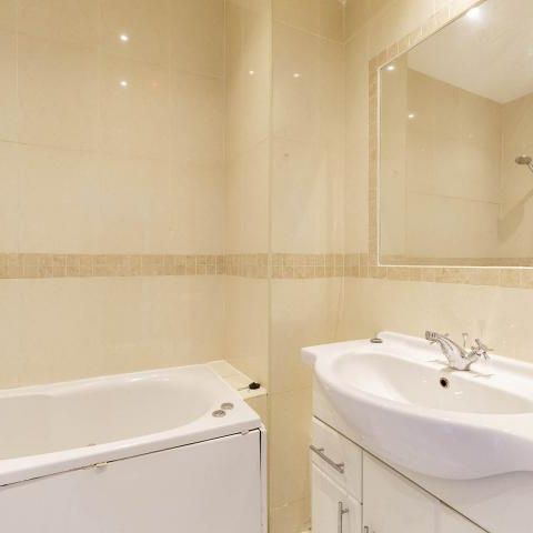 3 Bedroom, 1 bath, 1 reception Flat - Photo 1