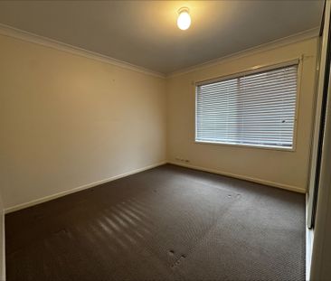 Fresh & Airy Three-Bedroom Villa in a Peaceful Setting - Photo 3