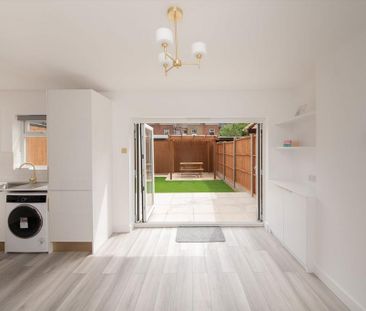 4 bedroom semi-detached house to rent - Photo 3