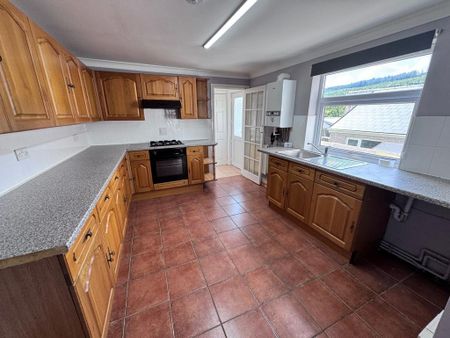 3 bedroom end of terrace house to rent - Photo 2