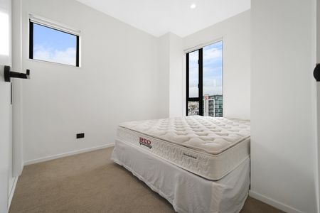 Step out to Victoria Park and the Viaduct. - Photo 5